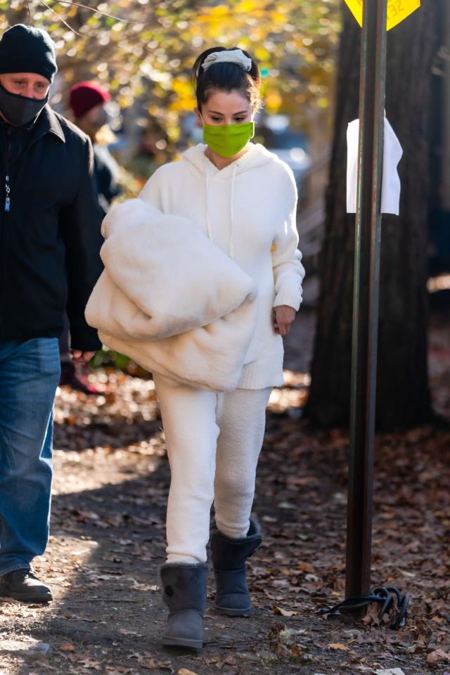 Selena Gomez Bright Pink Oversized Sweatshirt Street Style Autumn Winter  2021