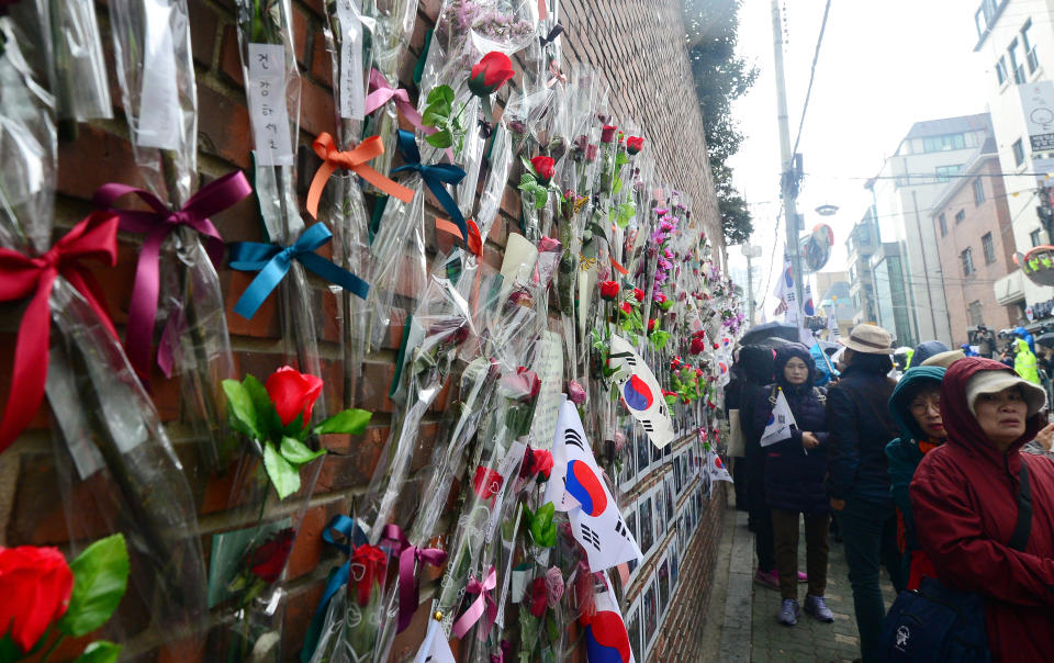 Supporters of South Korea's ousted leader Park Geun-hye gather outside her private house in Seoul, South Korea, March 27, 2017. Choi Hyun-kyu/News1 via REUTERS ATTENTION EDITORS - THIS IMAGE HAS BEEN SUPPLIED BY A THIRD PARTY. SOUTH KOREA OUT. FOR EDITORIAL USE ONLY. NO RESALES. NO ARCHIVE.