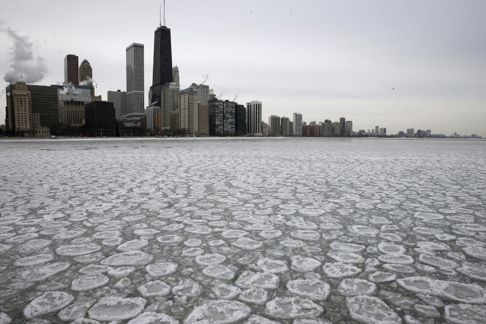 The Chicago skyline is seen above a partially frozen Lake Michigan in Chicago, Illinois, January 5, 2015. REUTERS/Jim Young (UNITED STATES - Tags: ENVIRONMENT SOCIETY CITYSCAPE)