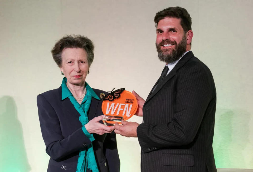 Pablo Hoffmann recebendo o prêmio da princesa real Anne Elizabeth Alice Louise (Imagem: Reprodução/Whitley Fund for Nature)