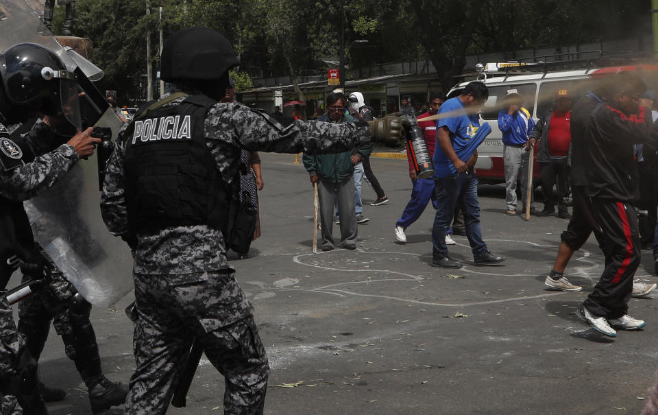 La policía tira aerosol pimienta para dispersar a los manifestantes antigubernamentales y progubernamentales después de la reelección del presidente Evo Morales en La Paz, Bolivia, el lunes 4 de noviembre de 2019. (AP Foto / Juan Karita)