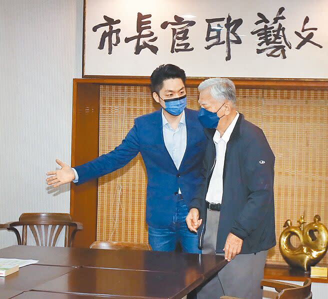 國民黨台北市長參選人蔣萬安（左）7日拜會前台北市長黃大洲（右），並盛讚黃大洲任內推動市政的魄力。（范揚光攝）