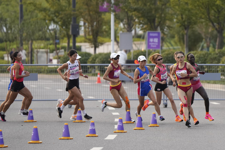 Gold medalist Bahrain's Eunice Chebichii Paul Chumba, right, and silver medalist China's Zhang Deshun, second right, compete with other runners during the women's marathon at the 19th Asian Games in Hangzhou, China, Thursday, Oct. 5, 2023. (Li Yibo/Pool Photo via AP)