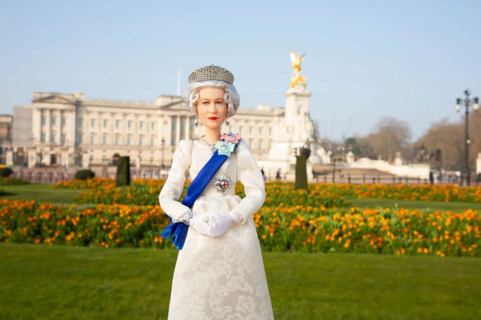 Ehrenpuppe mit dem Abbild von Königin Elizabeth II., die zu ihrem 96. Geburtstag auf den Markt kam.