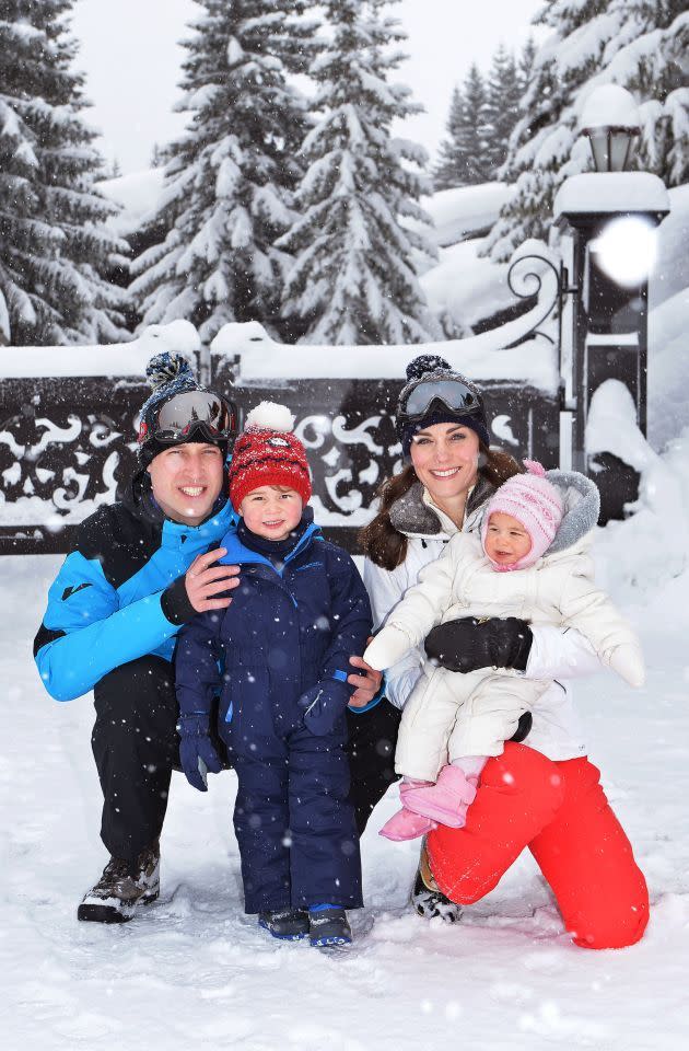 En mars 2016, la famille de Cambridge a passé ses premières vacances à quatre. Kate et William ont emmené les enfants dans les Alpes afin de profiter d'un petit break à la neige. 