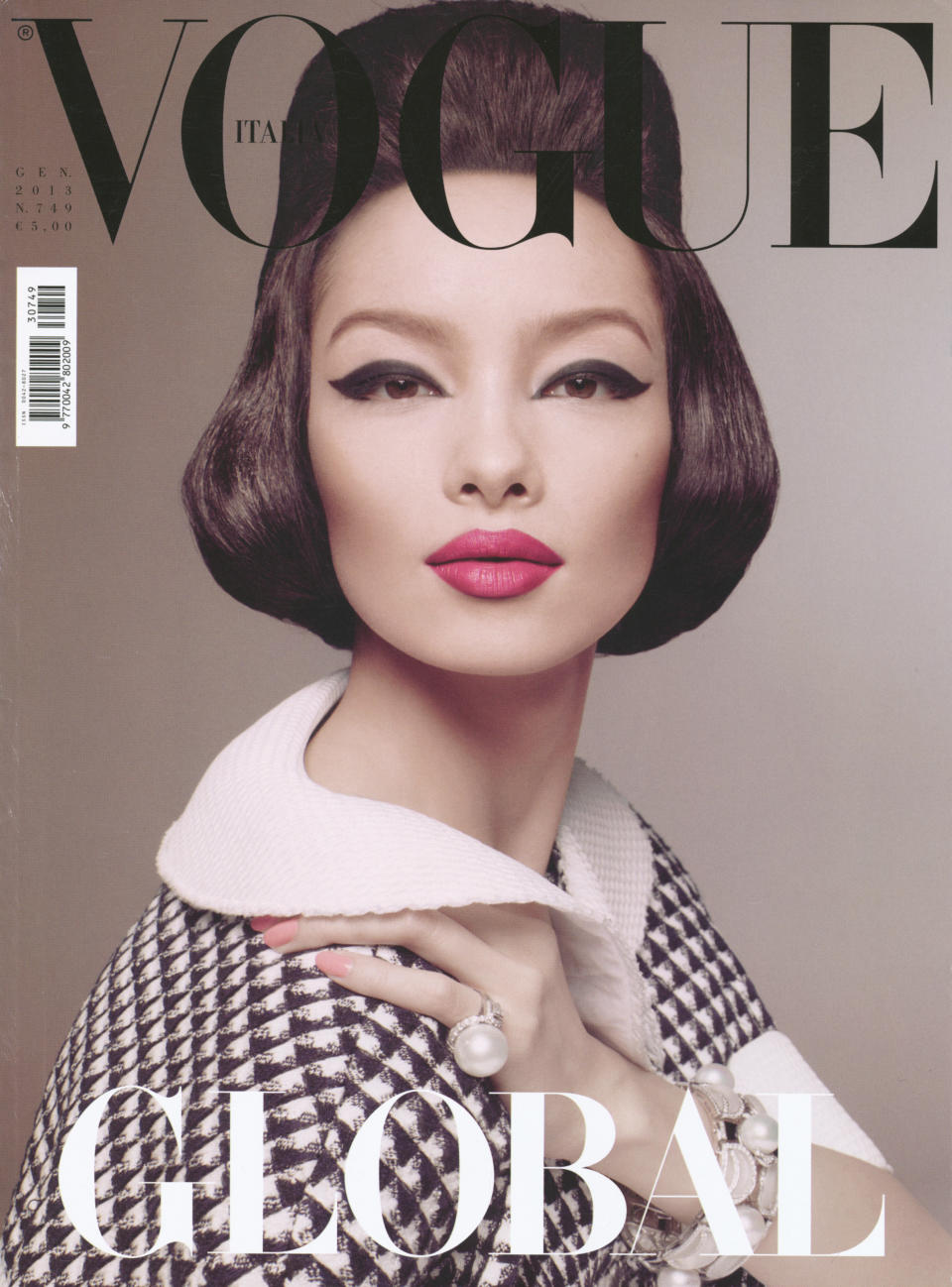 <p><span>Mit diesem Cover ging die italienische “Vogue” einen wichtigen Schritt. Denn man engagierte die chinesische Schönheit Fei Fei Sun und machte sie somit zum ersten asiatischen Solo-Cover-Model der Zeitschrift. Zwei Jahre später war sie wieder auf der Titelseite zu sehen. (Bild: Vogue Italia)</span> </p>