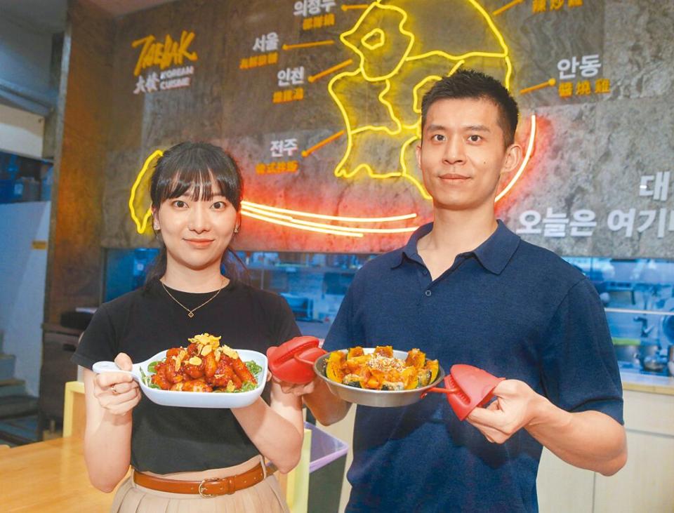 陳鋒鍇（右）和Hanna為了餐廳下了許多功夫，幾乎全年無休。（粘耿豪攝）
