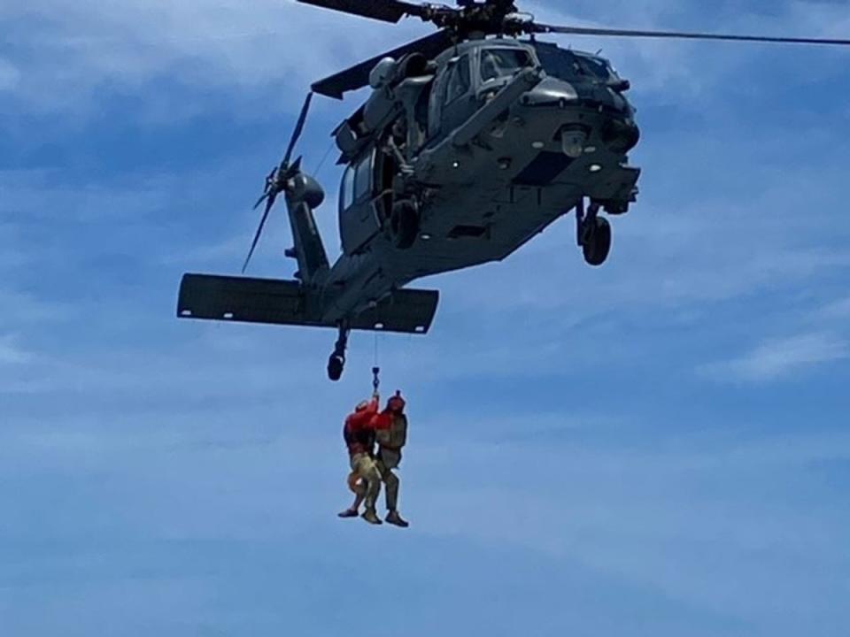 US Air Force rescue critically ill child from a cruise ship some 400 miles from the US mainland (U.S. Department of Defense)