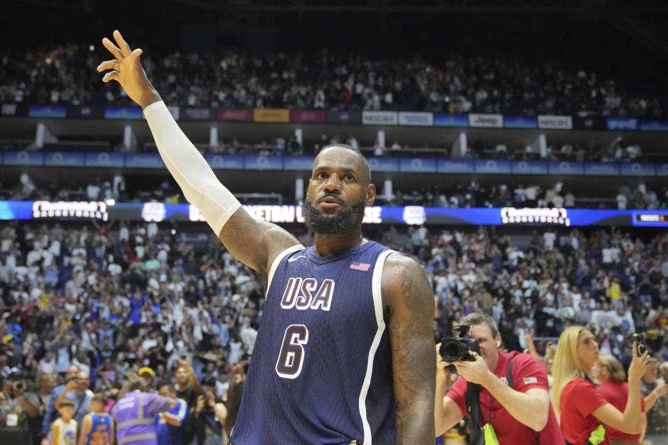 LeBron James, de la selección de Estados Unidos, agradece al público tras un partido amistoso ante Sudán del Sur, el sábado 20 de julio de 2024, en Londres (AP Foto/Kin Cheung)