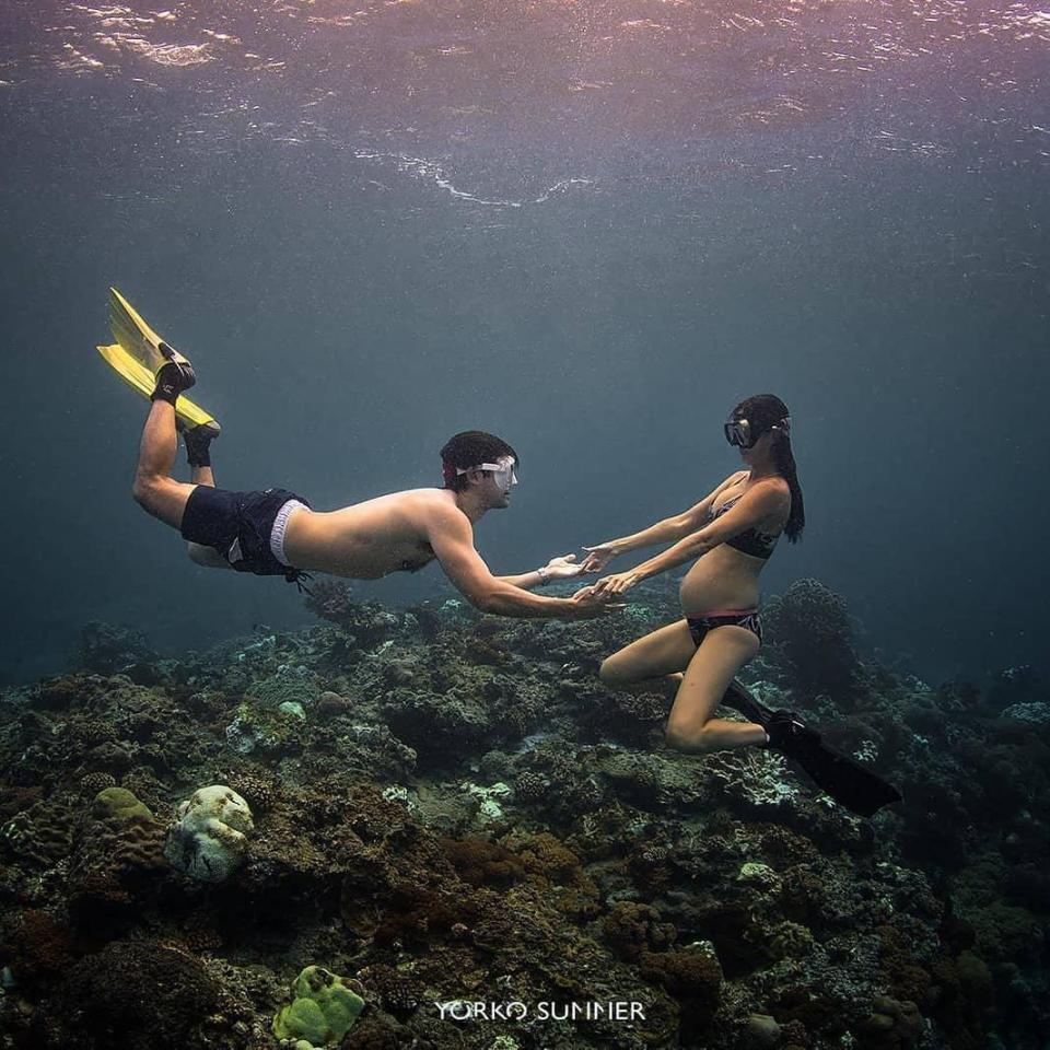 Janet（右）曾去過蘭嶼、帛琉、墨西哥、斐濟等地潛水，甚至在水下拍了一組絕美孕婦寫真。（翻攝自Janet臉書）