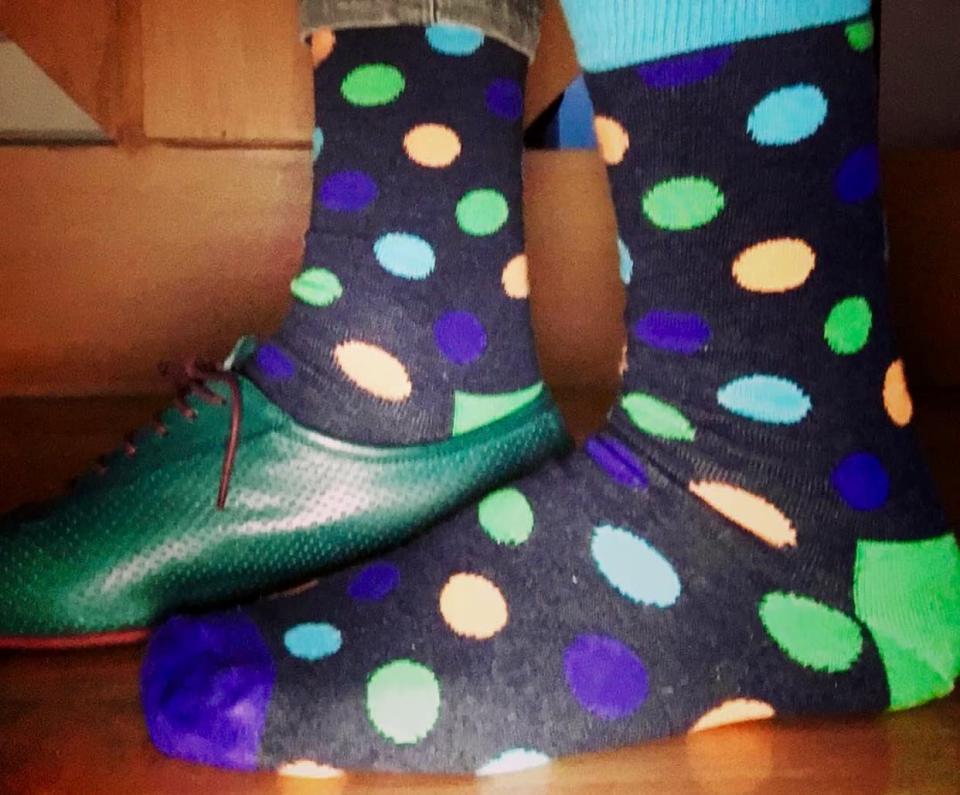 “En mi cumpleaños de 2015, Gilberto Brenis me regaló dos pares de calcetines. Con este juego aplica el dicho 'entre el zapato y el pantalón se encuentra el detalle de distinción’ ”.