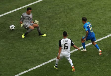 Soccer Football - World Cup - Group E - Brazil vs Costa Rica - Saint Petersburg Stadium, Saint Petersburg, Russia - June 22, 2018 Brazil's Philippe Coutinho scores their first goal REUTERS/Lee Smith