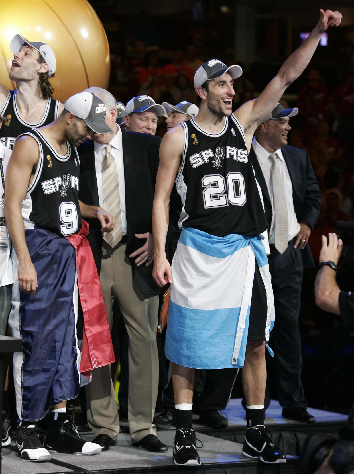 Manu Ginóbili celebró con la bandera de Argentina cada logro que tuvo en los Spurs. (Foto: JEFF HAYNES/AFP via Getty Images)