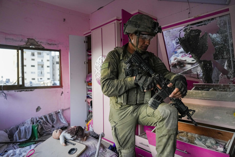 Un soldado israelí, en un apartamento durante una operación terrestre del ejército en la Franja de Gaza, el 8 de noviembre de 2023. (AP Foto/Ohad Zwigenberg)