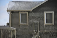 Immagini suggestive arrivano da Hamburg, nello stato di New York, dove le onde del Lago Erie, il vento e la neve hanno dato origine a uno strano fenomeno. Le case di Hoover Beach, infatti, sembrano letteralmente scolpite nel ghiaccio. (AP Photo/Jeffrey T. Barnes)