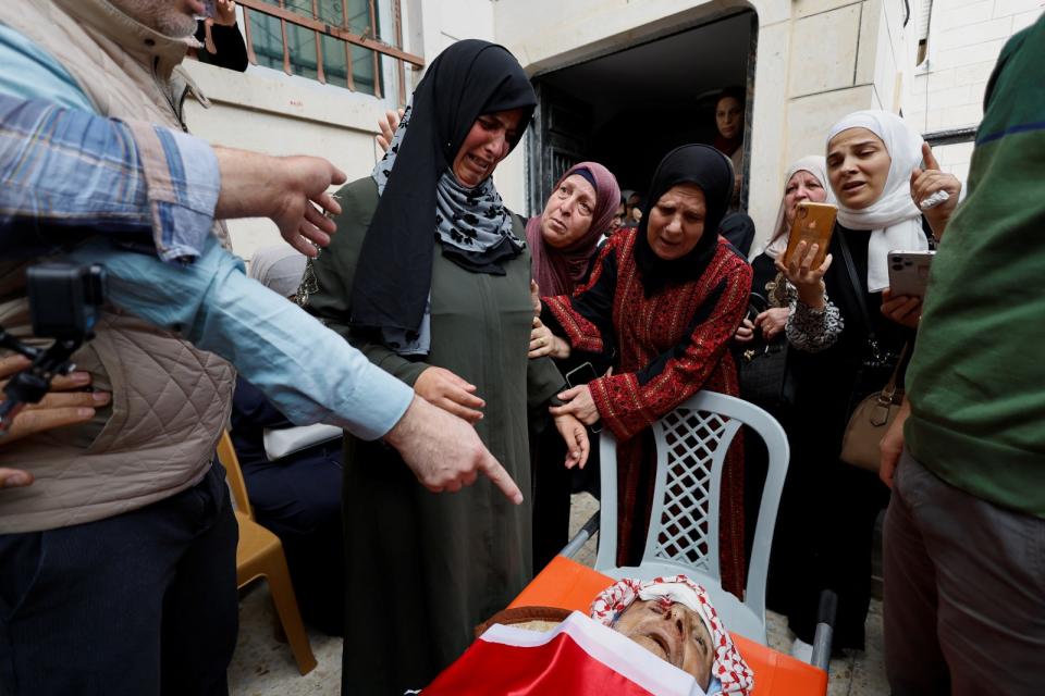 2023年11月13日，約旦河西岸希布倫（Hebron），66歲巴勒斯坦人卡迪（Issa Qadi）身亡，家屬在一旁哭泣。 卡迪是計程車司機，開車經過以軍正在搜索的孤兒院時被以軍開槍擊斃。路透社