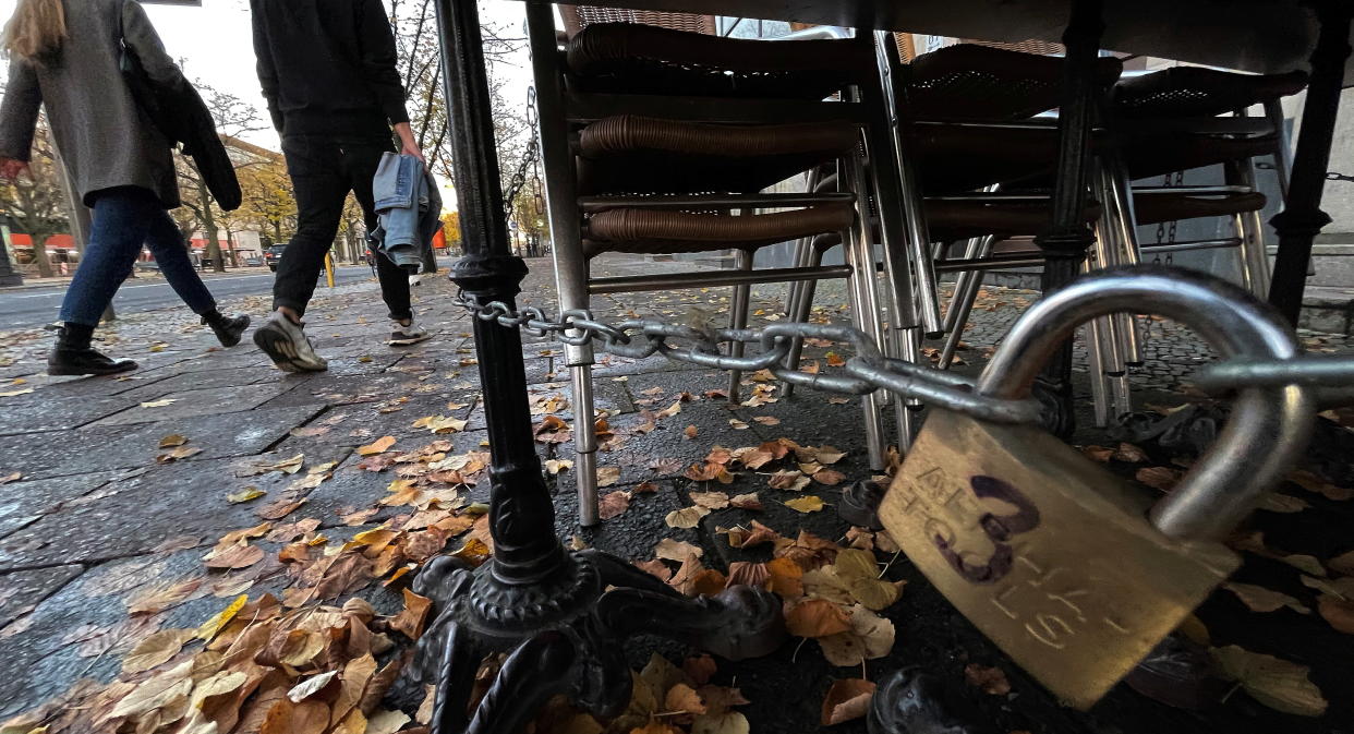 A chain lock secures tables and chairs of a restaurant during the country's month-long COVID-19 lockdown, in Berlin, Germany, November 2, 2020. REUTERS/Hannibal Hanschke