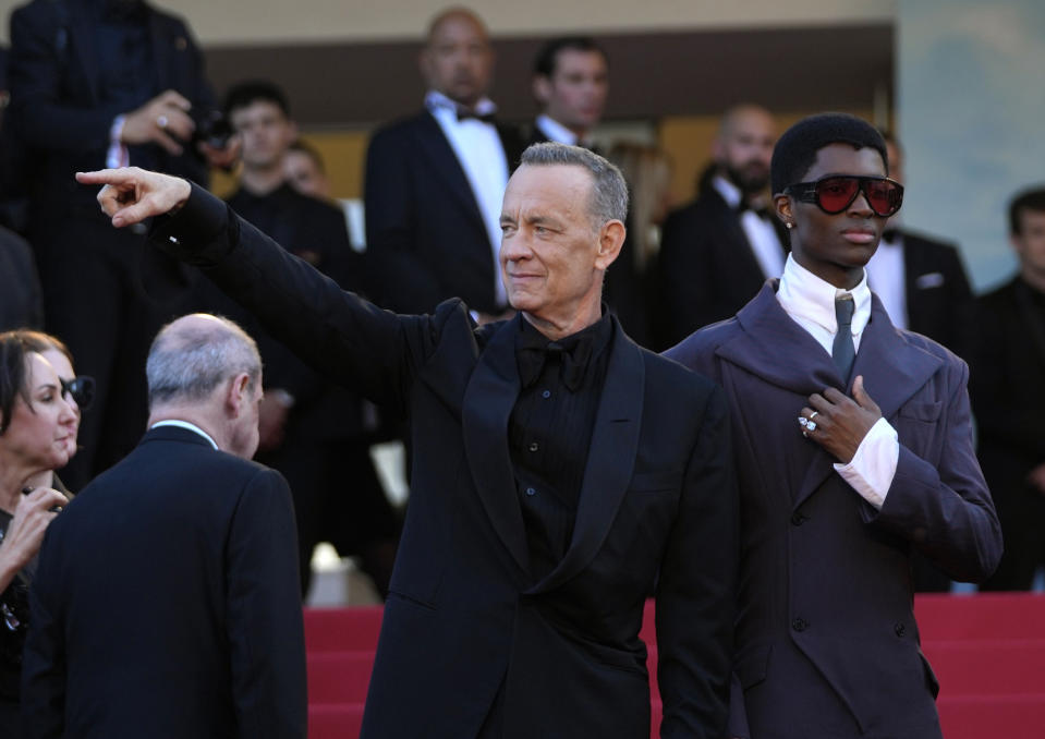 Tom Hanks, en el centro, y Alton Mason, a la derecha, posan al llegar al estreno de "Elvis" en el Festival de Cine de Cannes, el miércoles 25 de mayo de 2022 en Cannes, Francia. (Foto AP/Petros Giannakouris)