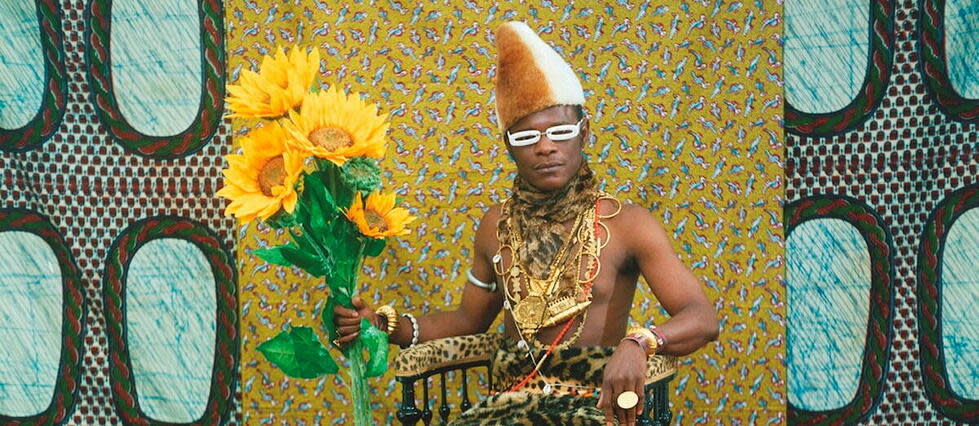 Le photographe Samuel Fosso dans un autoportrait mis en scène, pour « Tati— Le Chef qui a vendu l'Afrique aux colons », 1997.  - Credit:Samuel Fosso / Christophe Person