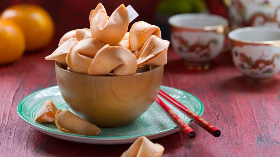 <p>In Europa verbinden wir Glückskekse mit einer chinesischen Tradition. Dabei ist das kleine Gebäck mit den weisen Botschaften nahezu unbekannt in China. Erfunden wurde das halbmondförmige Dessert mit Nachricht, so wie wir es kennen, angeblich von einem japanischen Einwanderer in den USA. (Bild: iStock / Twomeows_IS)</p>