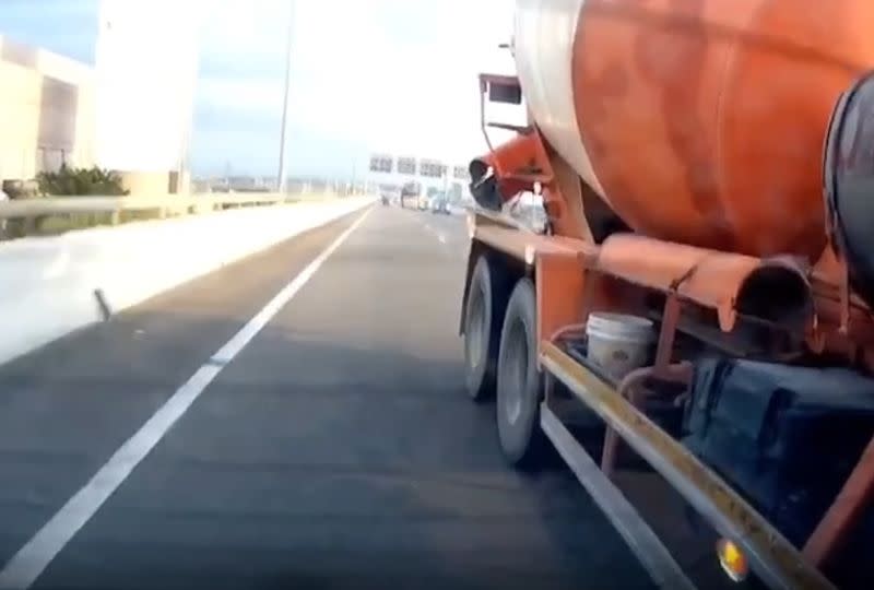 ▲李男疑未注意車側，變換車道時不慎擦撞何女所駕駛的休旅車。（圖／翻攝畫面）