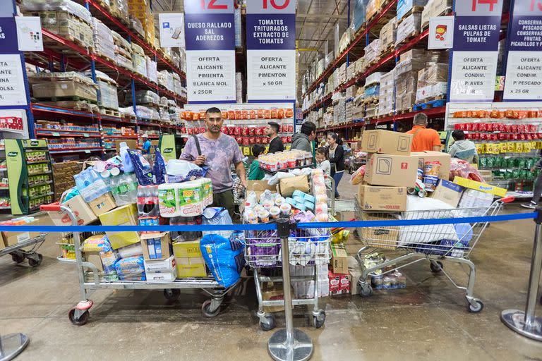 El supermercado mayorista Oscar David es uno de los lugares al que más concurren los chilenos para hacer sus compras favorecidos por la diferencia de precios. Es tanta la demanda que el supermercado a limitado la entrada de extranjeros entre las 7 y las 14.