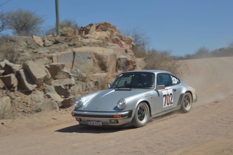 El GPAH es un gran premio, pero no se corre, y es argentino, pero tiene extranjeros; entre las paradojas, este Porsche 911 Carrera transitando por la tierra cuyana, con los paraguayos José Garres Caravaca y Lucía Cano Aguilera en su interior.