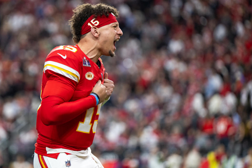 LAS VEGAS, NEVADA – 11. FEBRUAR: Quarterback Patrick Mahomes #15 der Kansas City Chiefs reagiert vor dem Super Bowl LVIII gegen die San Francisco 49ers im Allegiant Stadium am 11. Februar 2024 in Las Vegas, Nevada.  (Foto von Luke Hales/Getty Images)