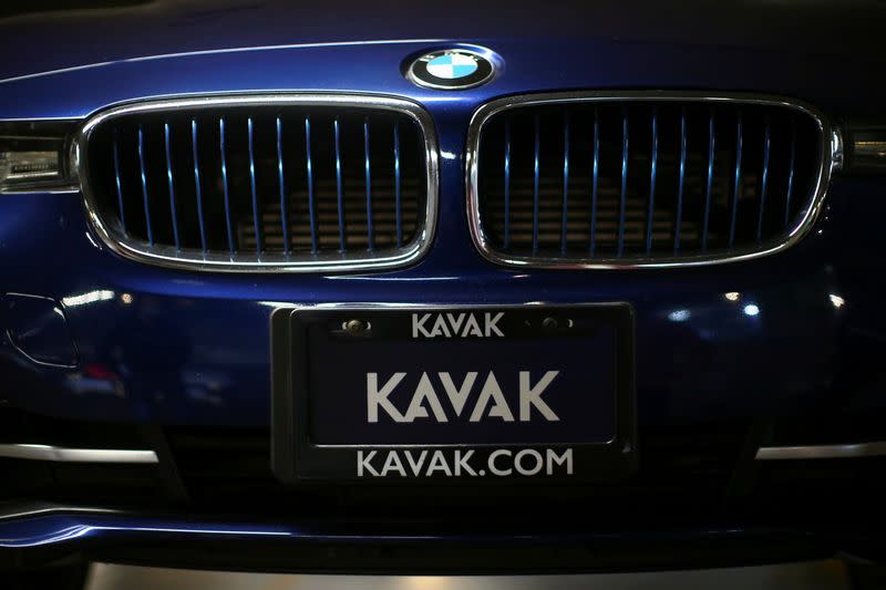 Foto de archivo. El logo de la plataforma de autos usados Kavak es fotografiado en un vehículo en Ciudad de México