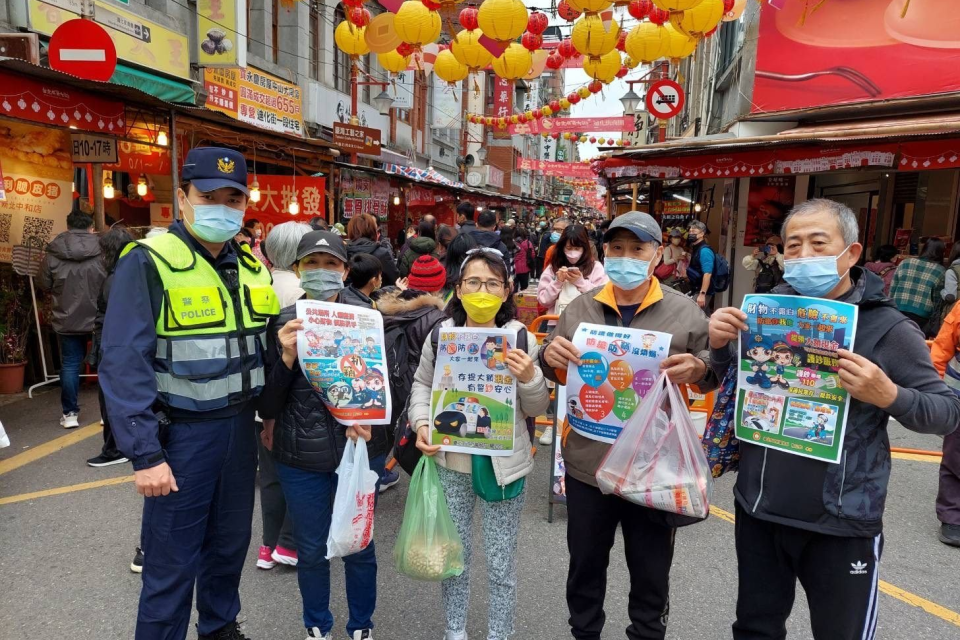 北市保安警察大隊在年貨大街入口處進行宣導