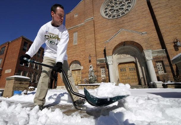 Pittsburgh mayor shovels snow, hangs flag for Super Bowl bet