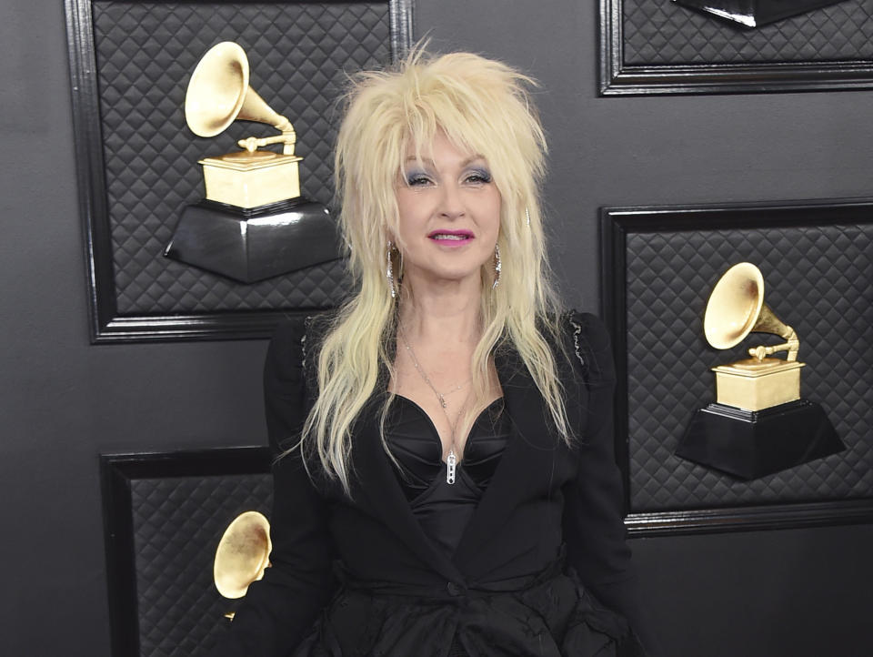 Cyndi Lauper llega a la 62da entrega anual de los premios Grammy en Los Angeles el 26 de enero de 2020. El concierto anual de Lauper a beneficio de jóvenes sin hogar, un problema que sus organizadores dicen que sólo ha empeorado con la pandemia, se transmitirá el viernes en el canal de TikTok de Lauper y el domingo en sus cuentas de YouTube y Facebook. Este año el evento podrá verse de manera gratuita, pero se exhorta al público a hacer donaciones. (Foto por Jordan Strauss/Invision/AP, Archivo)