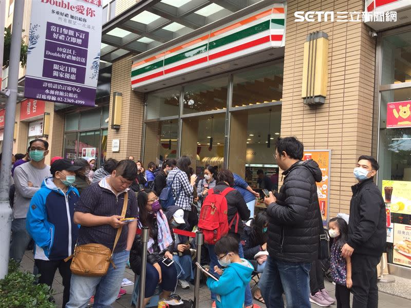 台北門市一早就聚集大批排隊人潮，現場人數粗估破百。（圖／記者簡若羽攝影）​