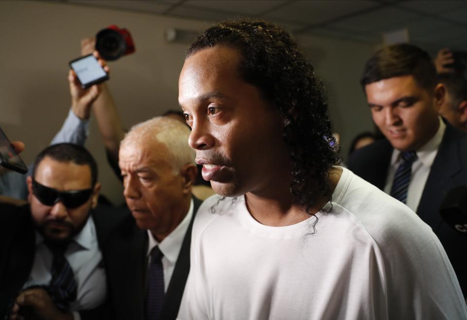 El retirado futbolista brasileño Ronaldinho es escoltado por la policía para comparecer ante el juez
Mirko Valinotti en el Palacio de Justicia de Asunción, Paraguay, el viernes 6 de marzo de 2020. (AP Foto/Jorge Sáenz)