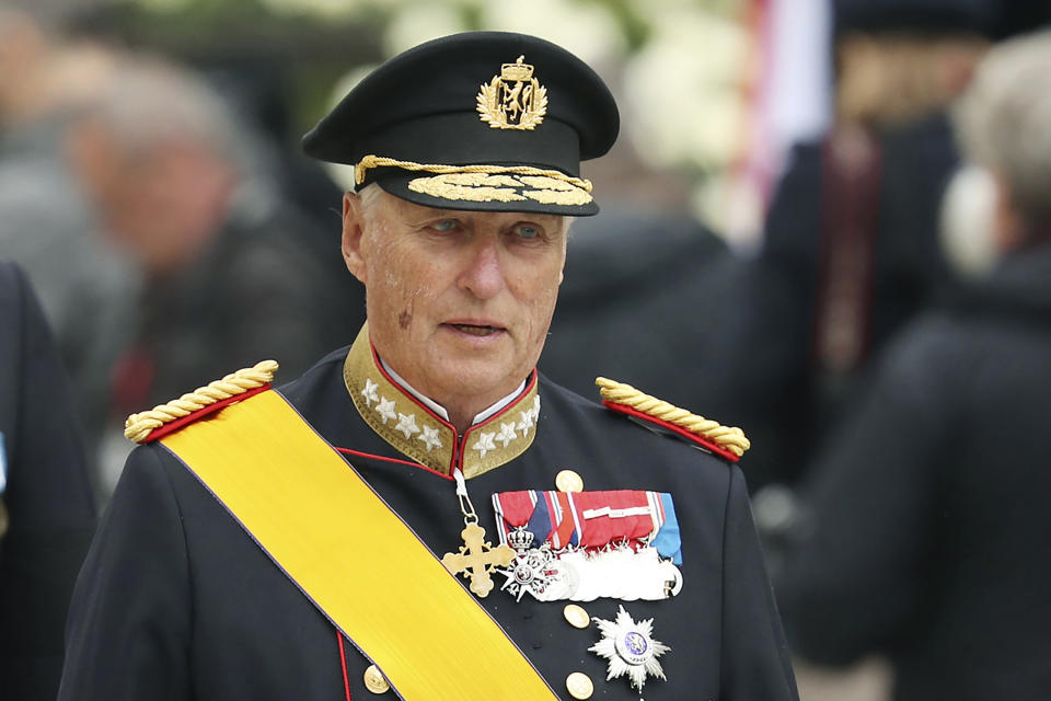 El rey Harald V de Noruega sale de la catedral de Notre Dame después de asistir al funeral del gran duque Juan de Luxemburgo, en Luxemburgo, el 4 de mayo de 2019. (Foto AP/Francisco Seco, Archivo)