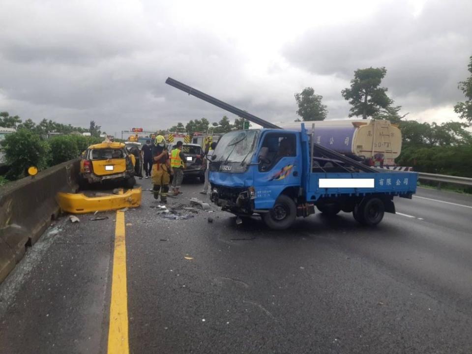 國一橋頭路段天雨路滑，六車追撞四人受傷。（記者陸瓊娟翻攝）