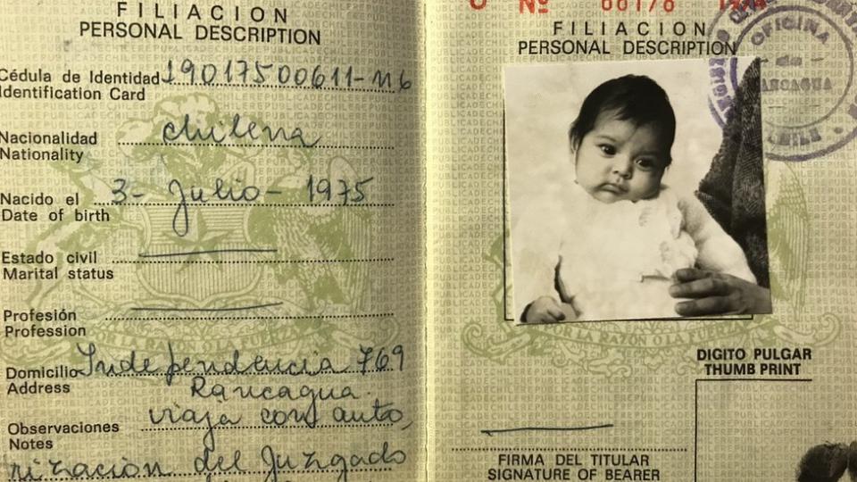 Pasaporte de María con el que viajó a Suecia.