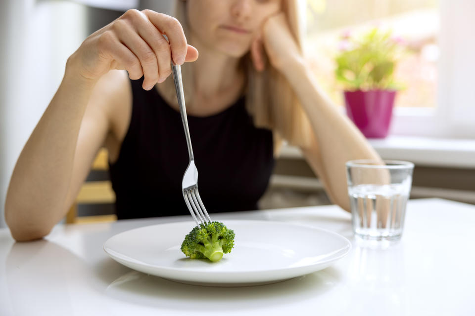 Existen diferentes tipos de trastornos de alimentación con diferente sintomatología, aunque en todos se genera una distorsión respecto a la percepción física. Getty Creative