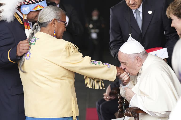 El Papa Francisco besa la mano de la anciana Alma Desjarlais, superviviente de un internado, de la Primera Nación Frog Lake, mientras el jefe Greg Desjarlais, a la izquierda, le observa a su llegada a Edmonton, Alberta, Canadá, el domingo 24 de julio de 2022