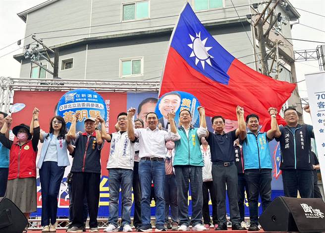 國民黨總統參選人侯友宜（前排中）20日下午南下屏東內埔天后宮舉辦造勢活動，除發表客家政見外，更強調自己反台獨立場。（林和生攝）