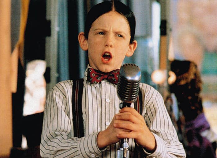 El actor de «Little Rascals», Bug Hall, recibió muchas críticas por llamar «lavavajillas» a sus cuatro hijas.