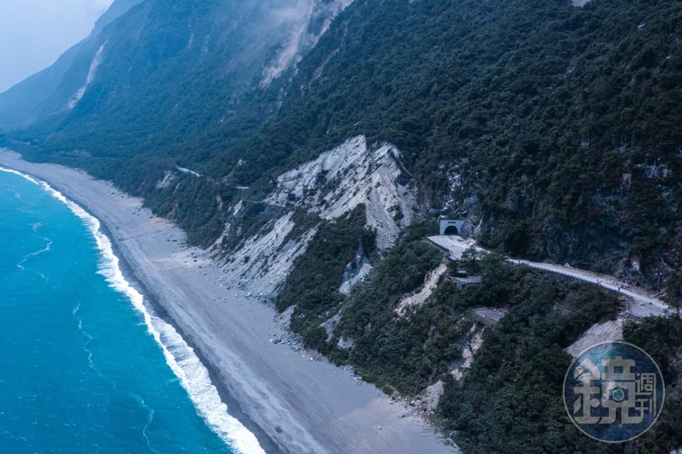 空拍畫面顯示，台九線道路地震後柔腸寸斷。