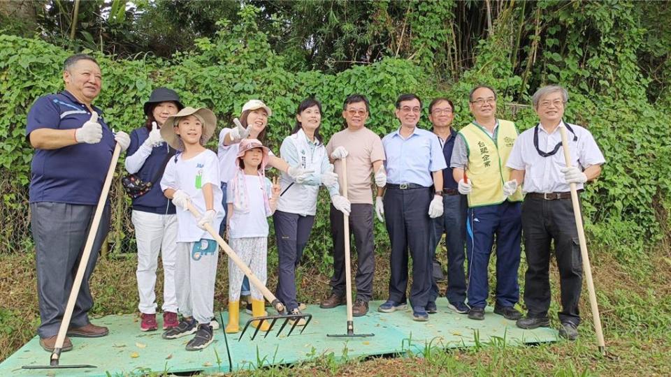 外來入侵植物蔓延嚴重，要靠更多人力投入加以剷除。圖／農業部林業保育署提供