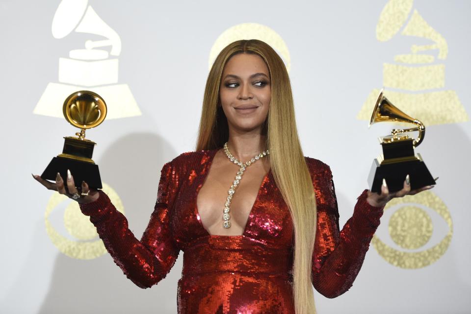 Beyonce posa en la sala de prensa con sus dos premios Grammy, el domingo 12 de febrero del 2017 en Los Angeles. (Foto por Chris Pizzello/Invision/AP)