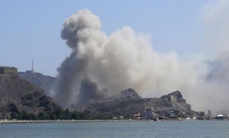 Smoke rises from an arms depot at the Jabal Hadeed military compound in Yemen's southern port city of Aden March 28, 2015. REUTERS/Nabeel Quaiti