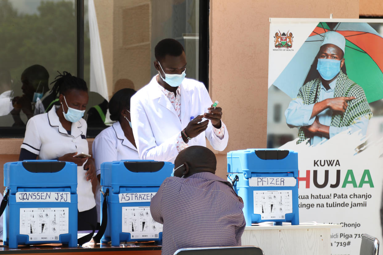 NAKURU, KENYA - 2022/06/06: A medical officer is seen preparing to administer a covid-19 vaccine jab to a man at The Nakuru County Referral and Teaching Hospital. In May 2022, the covid-19 positivity rate shot up to 5.6% from 0.3% at the beginning of the year. So far 8.4 million Kenyans are currently fully inoculated. The Government is targeting to vaccinate a population of 27million Kenyans by end of year. (Photo by James Wakibia/SOPA Images/LightRocket via Getty Images)