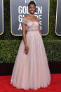 <p>El diseño de Dior Haute Couture que eligió la actriz para desfilar la alfombra roja de los Golden Globes 2019 le quedaba como anillo al dedo. Foto: VALERIE MACON / Getty Images. </p>