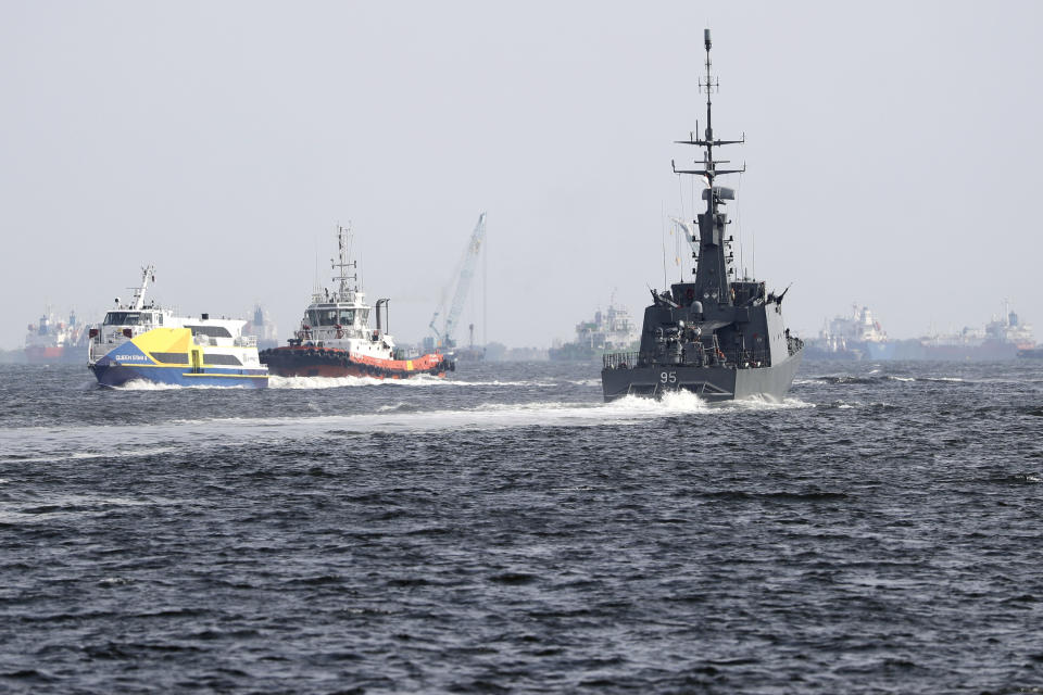 <p>Kurz hintereinander wurden zwei US-Lenkwaffenzerstörer 2017 in Unfälle mit zivilen Schiffen verwickelt – dabei gab es mindestens 12 Tote und zahlreiche Verletzte. Die Zerstörer „USS Fitzgerald“ und „USS John S. McCain“ wurden bei diesen Versehen massiv beschädigt. Nach heutigem Stand der Ermittlungen lagen die Fehler, die zum Zusammenstoß führten, anscheinend bei den Kriegsschiffen. (Bild: AP) </p>