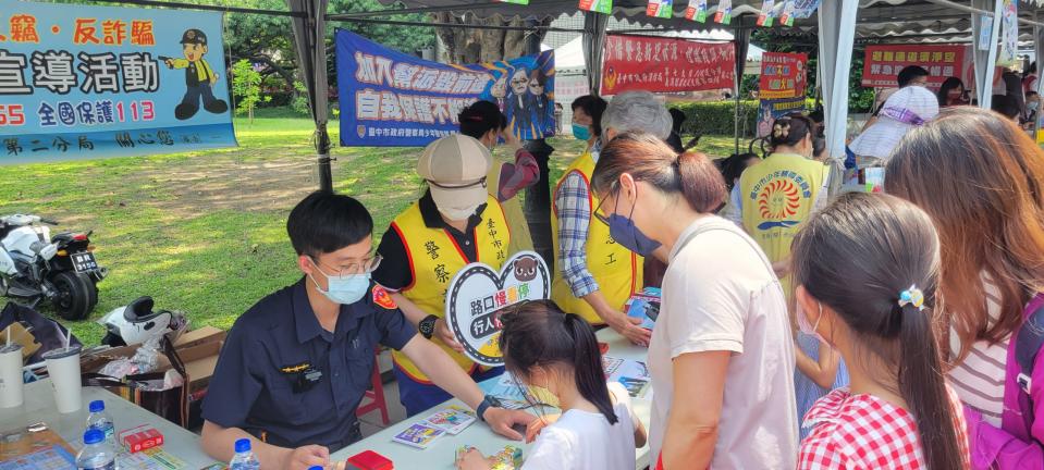 中市警二分局用心設立「迷你交通六面立體拼圖」或「犯罪預防六面立體拼圖」等關卡寓教於樂。(圖/記者謝榮浤翻攝)