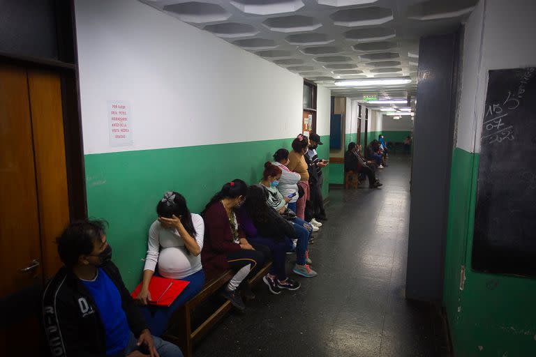 En el Hospital San Vicente de Paul, de Orán, muchas personas de Bolivia que no residen en la Argentina son atendidas gratuitamente por diversas patologías